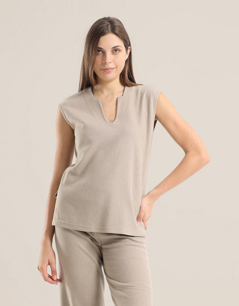 أعلى في فو الحرير مع بلا أكمام