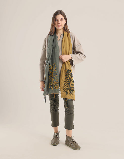 Sweater with round neckline with slits