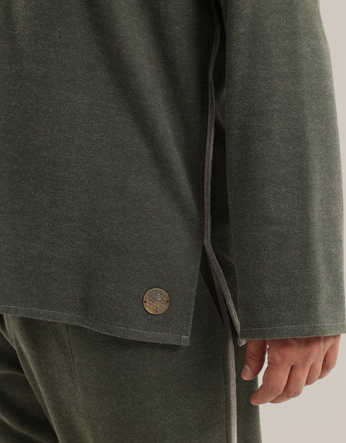 Hooded sweater with long sleeves