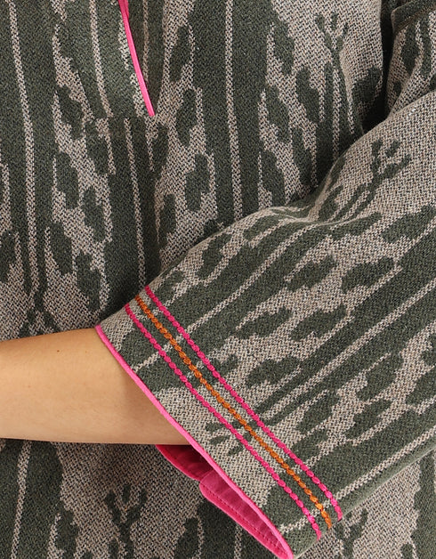 Short dress with contrasting color trims