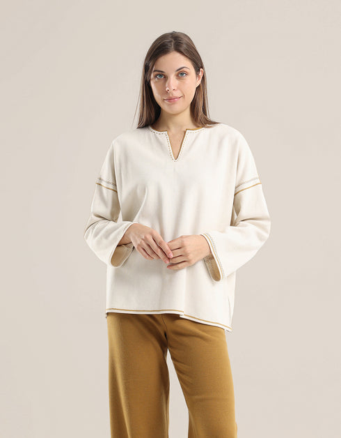 Sweater with round neckline with slits