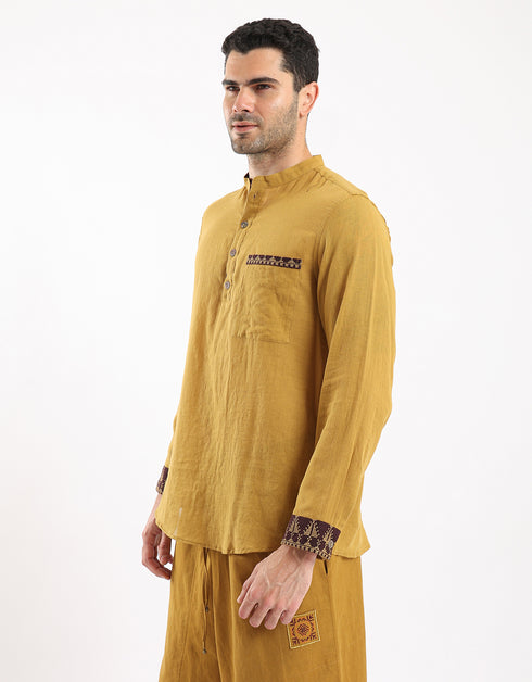 قميص قطني مطرز بالأصفاد والجيب