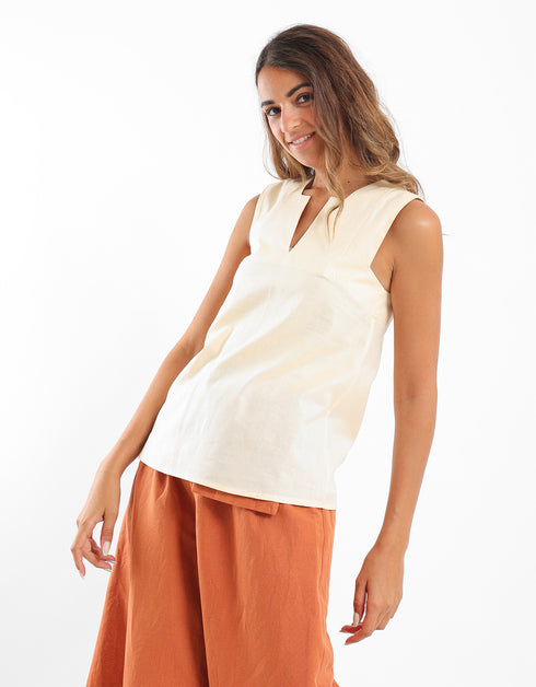 Top sleeveless with a square neckline