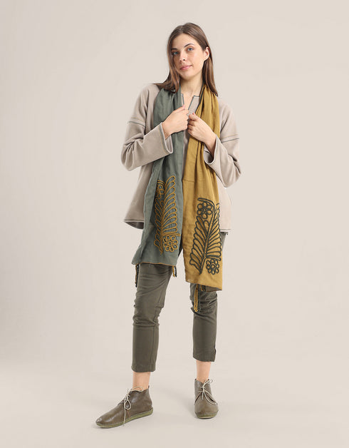 Sweater with round neckline with slits